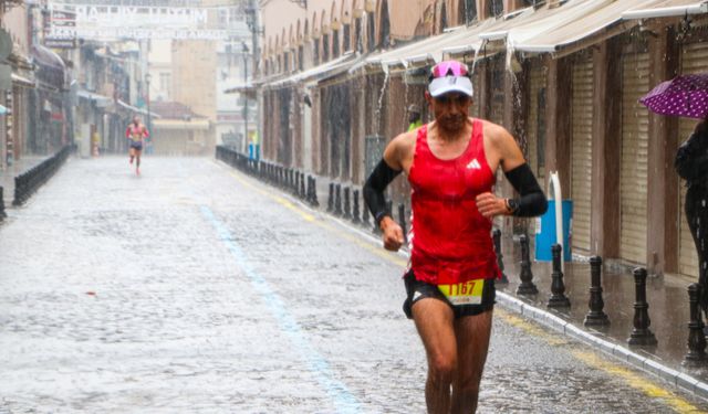Sağanak altında 3 bin kişi Kurtuluş Yarı Maratonu'nda koştu