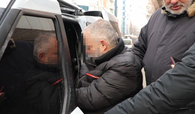 Sahte altınları bozdurmak isterken yakalandı