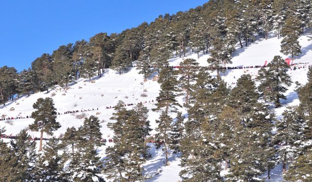 Sıfırın altında 22 derecede Sarıkamış şehitleri için yürüdüler