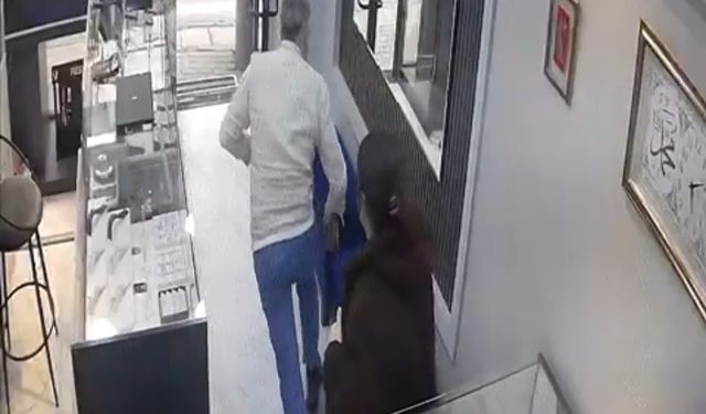 Silahla soymaya geldiği kuyumcu azarlayınca kaçtı; o anlar kamerada