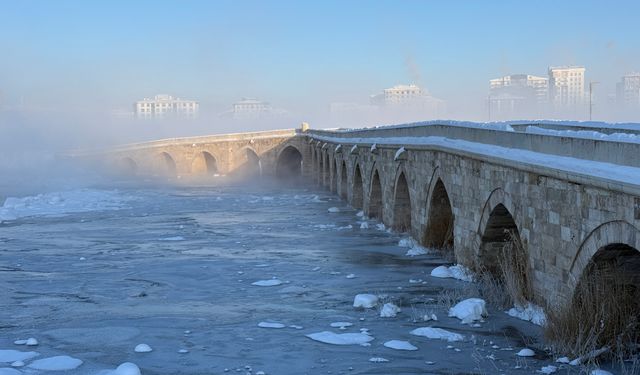 Sivas eksi 19'u gördü, Kızılırmak buz tuttu