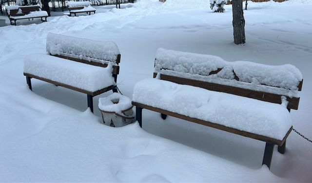 Sivas'ta 947 yerleşim yeri ulaşıma kapandı; okullar yarın da tatil