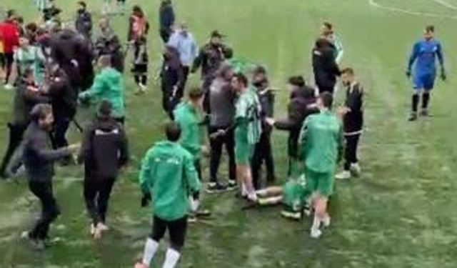 Süper Amatör Lig maçında futbolcular kavga etti; o anlar kamerada