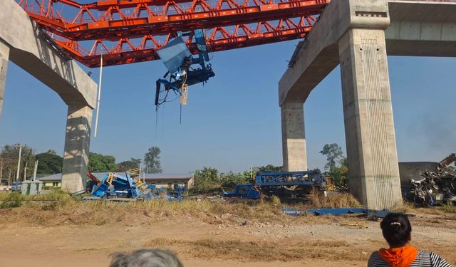 Tayland'da vinç trenin üzerine düştü: 22 ölü