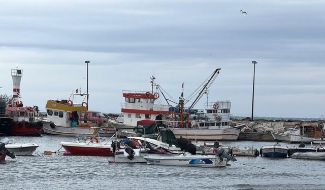 Tekirdağ'da fırtına; eğitim uçuşları iptal edildi, balıkçılar denize açılamadı