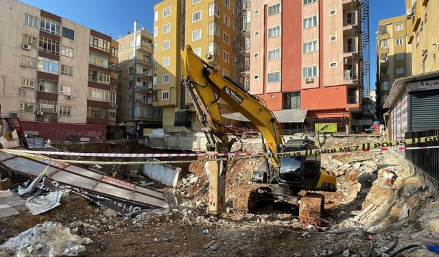 Temel kazısında binanın istinat duvarı çöktü; 150 kişi tahliye edildi