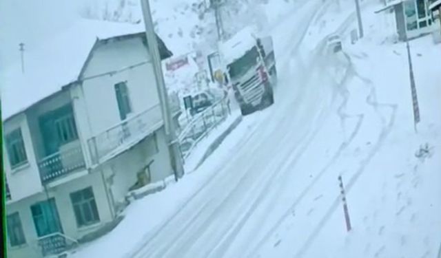 Tokat'ta TIR'ın eve çarptığı kaza anı kamerada