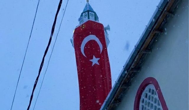 Vezirköprü'de bayrak saldırısına minareli tepki