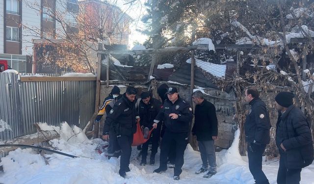 Yanan evde mahsur kalan kişiyi itfaiye erleri kurtardı