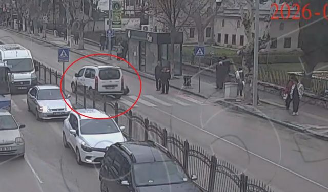 Yaya geçidinden geçerken hafif ticari araç çarptı; kaza kamerada