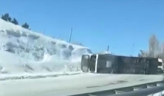 Yolcu otobüsü, buzlanan kara yolunda yan yattı; 2'si ağır 13