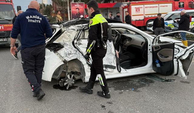 Yolcu otobüsü, otomobile çarptı; 1'i çocuk 3 yaralı