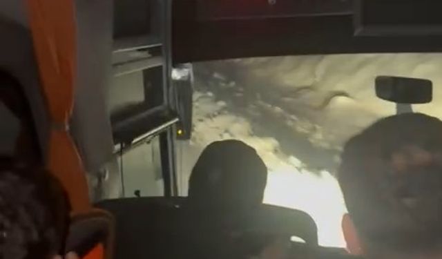 Yolcu otobüsünün şarampole devrildiği kaza kamerada: 4 yaralı