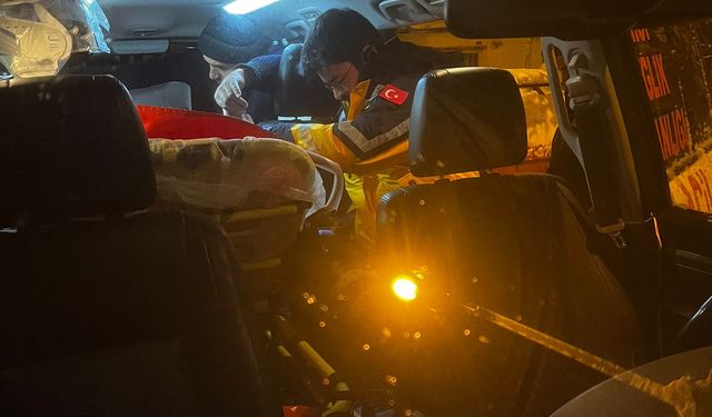 Yolu kapalı köyde sandalyeden düşüp başını çarptı, paletli ambulansla hastaneye ulaştırıldı