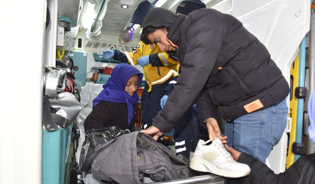 Yolu kardan kapanan kırsal mahallede diyaliz hastasını ekipler kurtardı