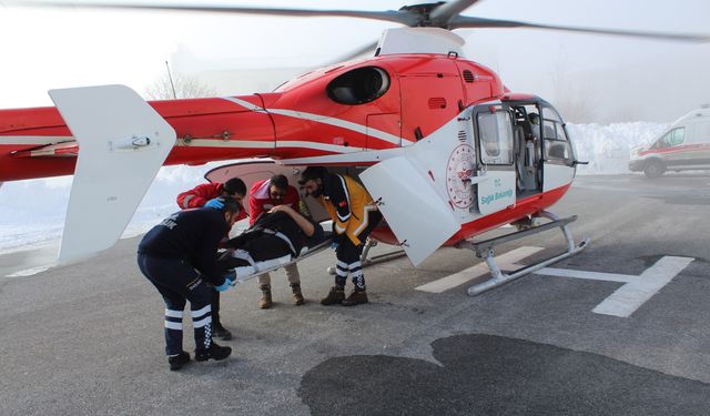 Yolu kardan kapanan köydeki Koah hastası, ambulans helikopterle hastaneye ulaştırıldı