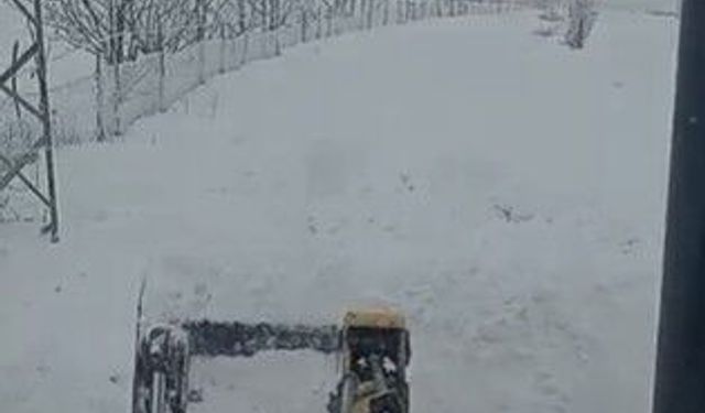 Yolu kardan kapanan mezradaki hastanın ilaçları kepçeyle ulaştırıldı