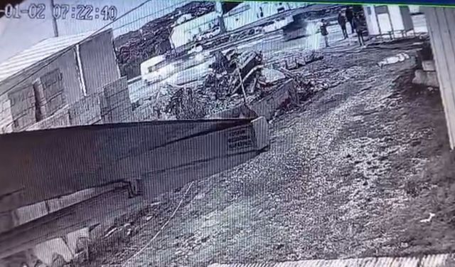 Zincirleme kazada durağa dalan otomobilin altında kalmaktan son anda kaçarak kurtuldular