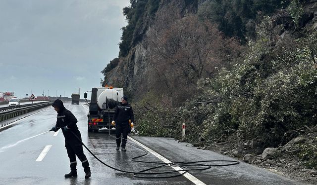 Zonguldak'ta heyelan; kaya parçaların otomobilin üzerine düştü