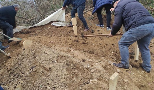 1 gün arayla ölen 56 yıllık çift yan yana toprağa verildi