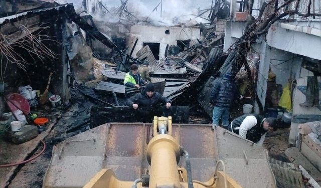 Ahırda çıkan yangında 1 büyükbaş öldü, 12'si kurtarıldı