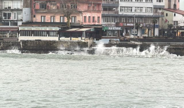 Amasra'da fırtına; dalga boyu 2 metreye ulaştı