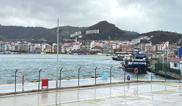 Amasra'da rüzgar; dalga boyu 2 metreye ulaştı