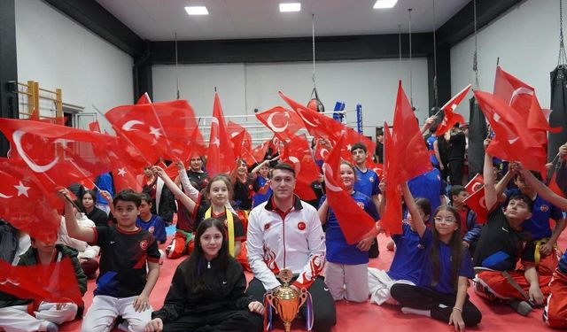 Avrupa şampiyonuna, minik sporculardan coşkulu karşılama