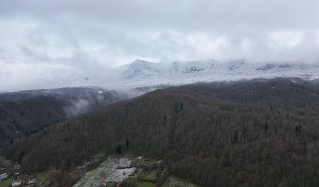 Bartın'ın yüksek kesimlerine kar yağdı