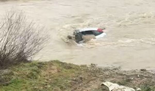 Bolu'da otomobil dereye uçtu