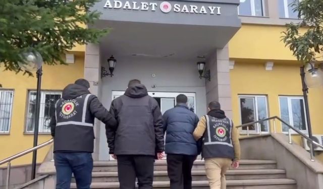 Gümrükten usulsüz geçirilen 65 lüks araca el konuldu: 22 gözaltı / Fotoğraflar