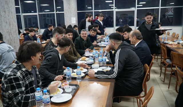 Gümüşhane Valisi üniversite öğrencileriyle iftarda buluştu