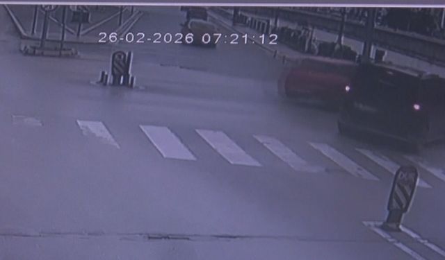 Hafif ticari araçla çarpışan otomobil, nehre uçtu; anne ile kızı yaralı (2)