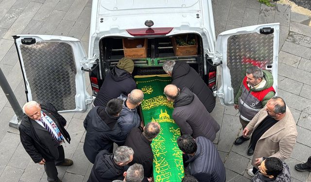 Halı sahada kalp krizi geçiren öğretmenin son anları kameraya yansıdı