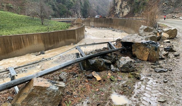 Kapalı köy yolunda heyelan temizliği