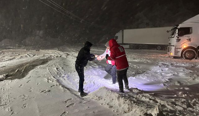 Kar nedeniyle yolda kalanlara Kızılay ve AFAD kumanya dağıttı