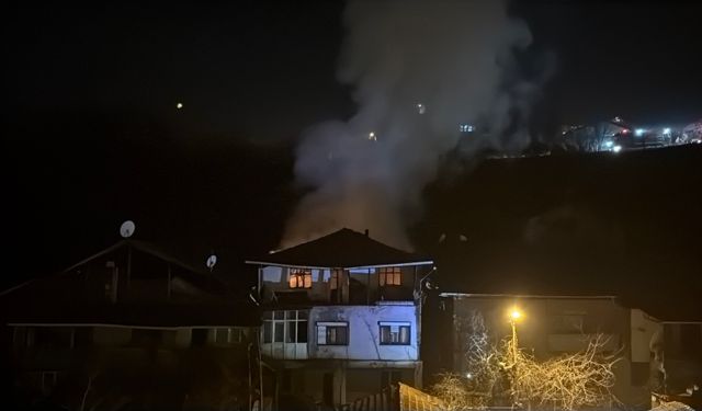 Karabük'te 3 katlı müstakil ev yandı; 1 kişi dumandan etkilendi