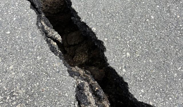 Kastamonu'da heyelan nedeniyle sahil yolunda yarıklar oluştu