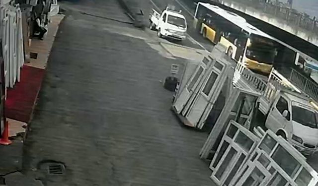 Köpekten kaçarken otobüsün çarptığı üniversiteli ağır yaralandı, kaza kamerada