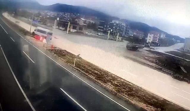 Minibüsün otomobile çarptığı kaza kamerada; 1 yaralı