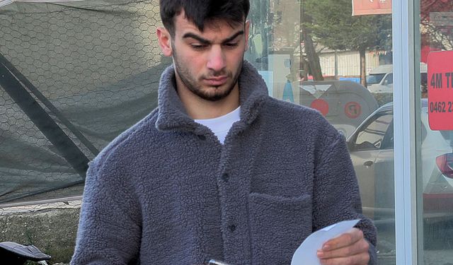 Önündeki araca çarpmamak için sürücüsünün ani manevra yaptığı otomobil yan yattı