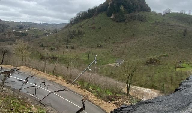 Ordu-Tokat yolunda meydana gelen heyelanda 300 metrelik yol çöktü