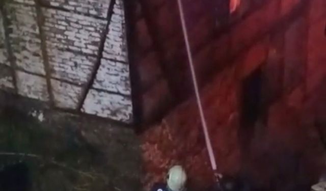 Ordu'da 2 katlı ahşap ev yandı