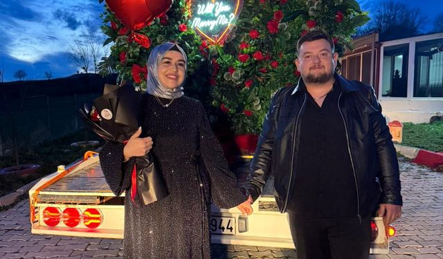 Oto kurtarıcı üzerine yerleştirdiği dev buketle evlilik teklifi etti