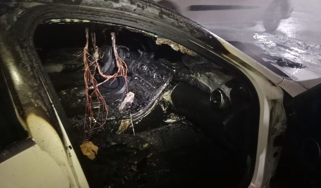 Otomobil otoparkta alev aldı