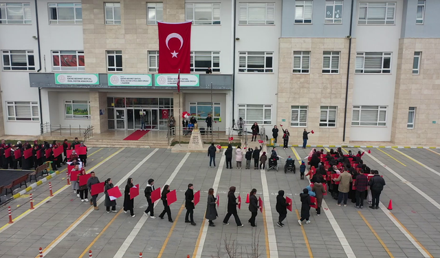 Özel öğrencilerden 'Bayrak sevgisi' temalı gösteri