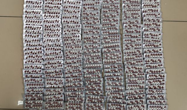 Polis ticari araçta 2 bin 684 adet sentetik ecza maddesi ele geçirdi