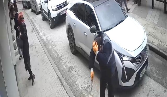 Reklam tabelası şiddetli rüzgarda temizlik işçisinin başına düştü; o anlar kamerada