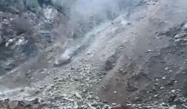 Rize'de köy yolunda heyelan kamerada