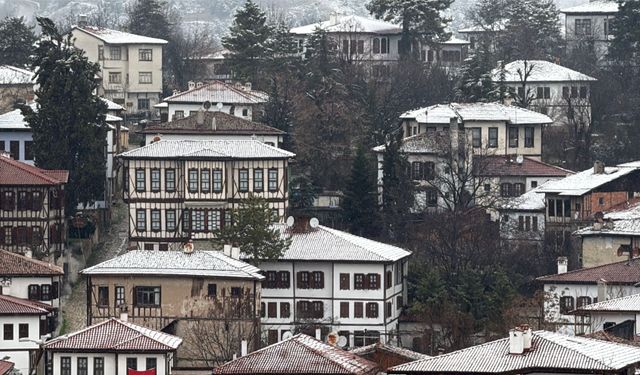 Safranbolu'nun tarihi konakları karla kaplandı
